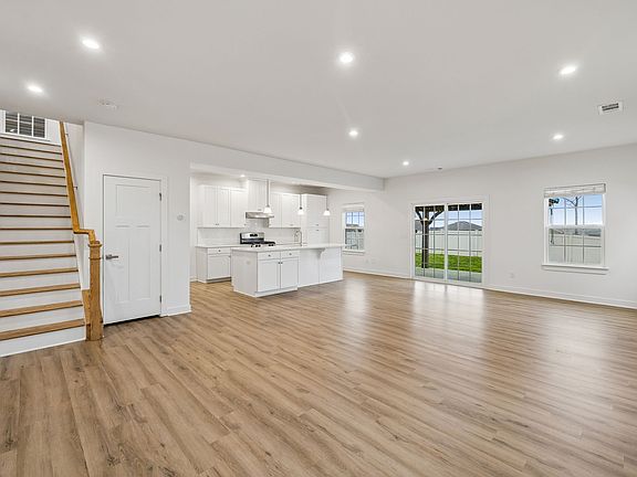 4th image of 833 Raintree Dr