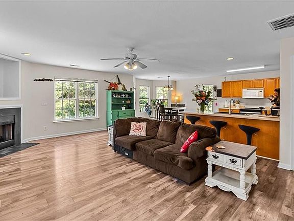 4th image of 929 Peachtree Meadows Cir