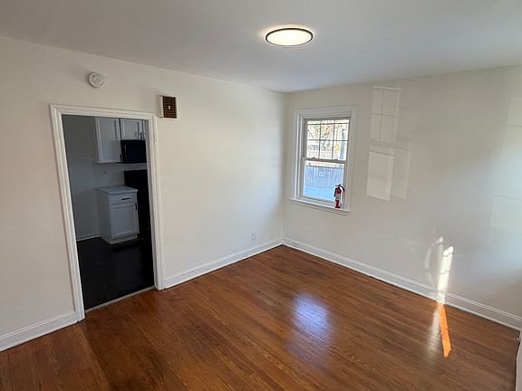 3rd image of 101 W 28th St