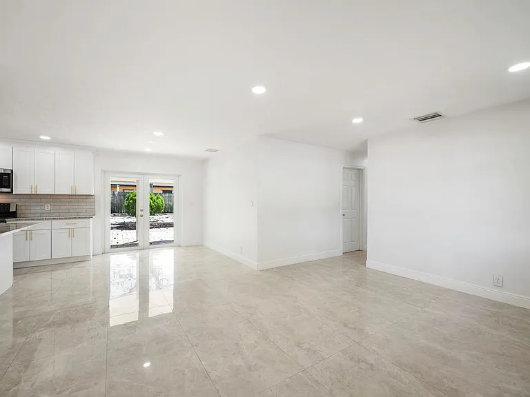 2100 N Seacrest Blvd — Photo 2
