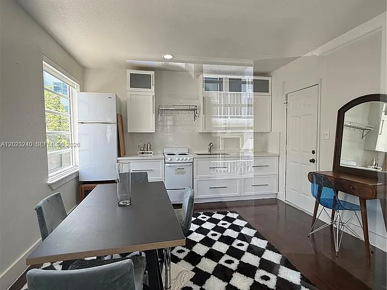 723 2nd St #8 — Photo 5