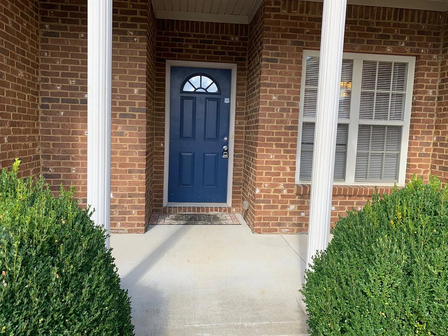 3 bed, 2.0 bath, 1885 sqft, $2,200 — Photo 2