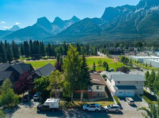 631 & 633 7th Ave, Canmore, AB T1W 1R1