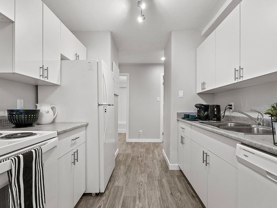 1st image of 424 Main St E
