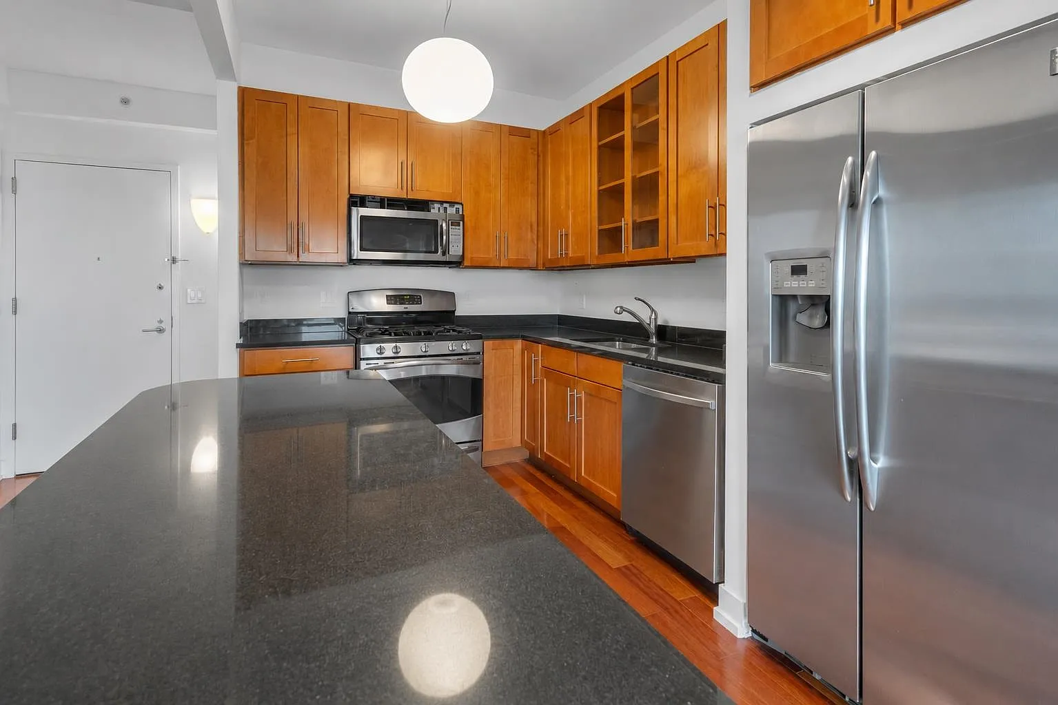 1 bed, 1.0 bath, 715 sqft, $3,800 — Photo 2
