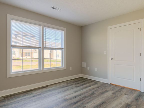 5th image of 370 Twig St