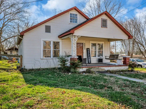 909 W 1st St, Dickson, TN 37055