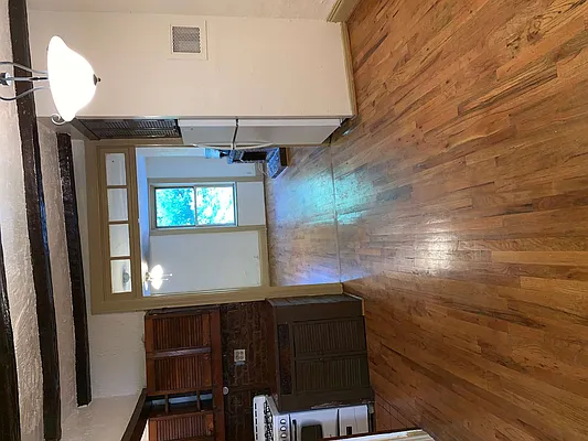 Rented by Chartwell Manhattan Realty | media 27