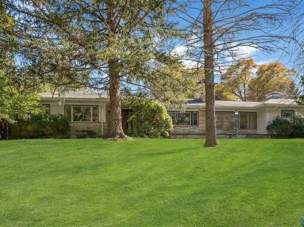 8 Timberlane Rd, Upper Saddle River, NJ 07458