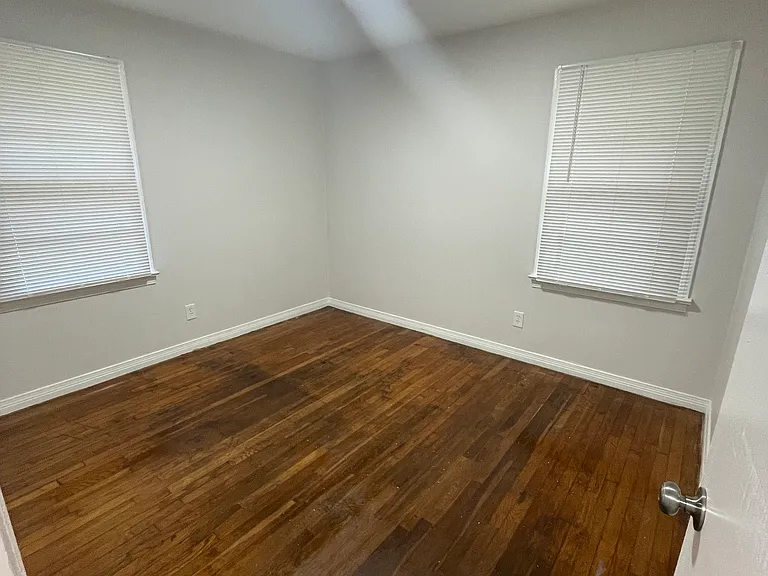 2304 Meadowview Dr — Photo 6