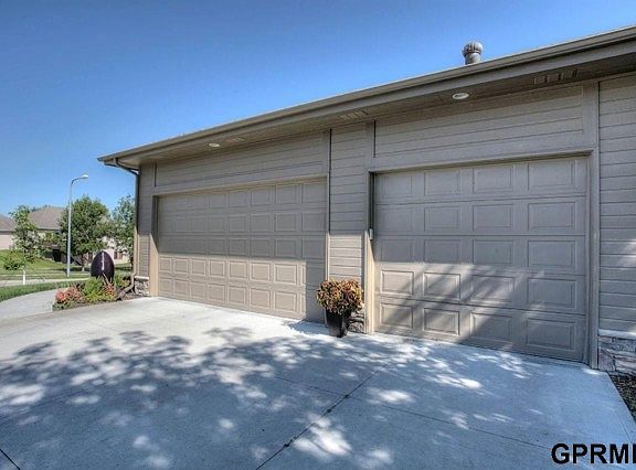 3rd image of 823 S 190th St