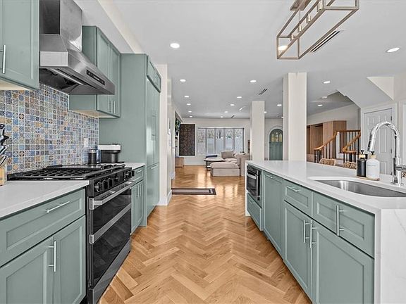 5th image of 256 Highland Blvd