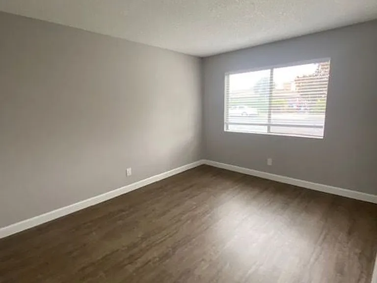 5916 Burnham Ave — Photo 7