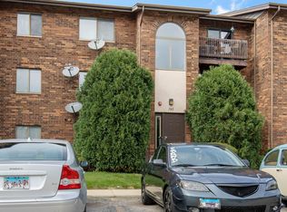 748 Inland Cir APT 302, Naperville, IL 60563