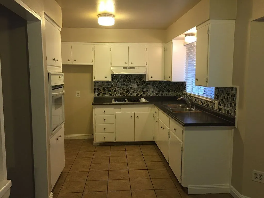 3 bedroom 1.5 bath — Photo 2