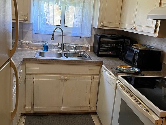 3rd image of 7312 W 86th St APT 1B
