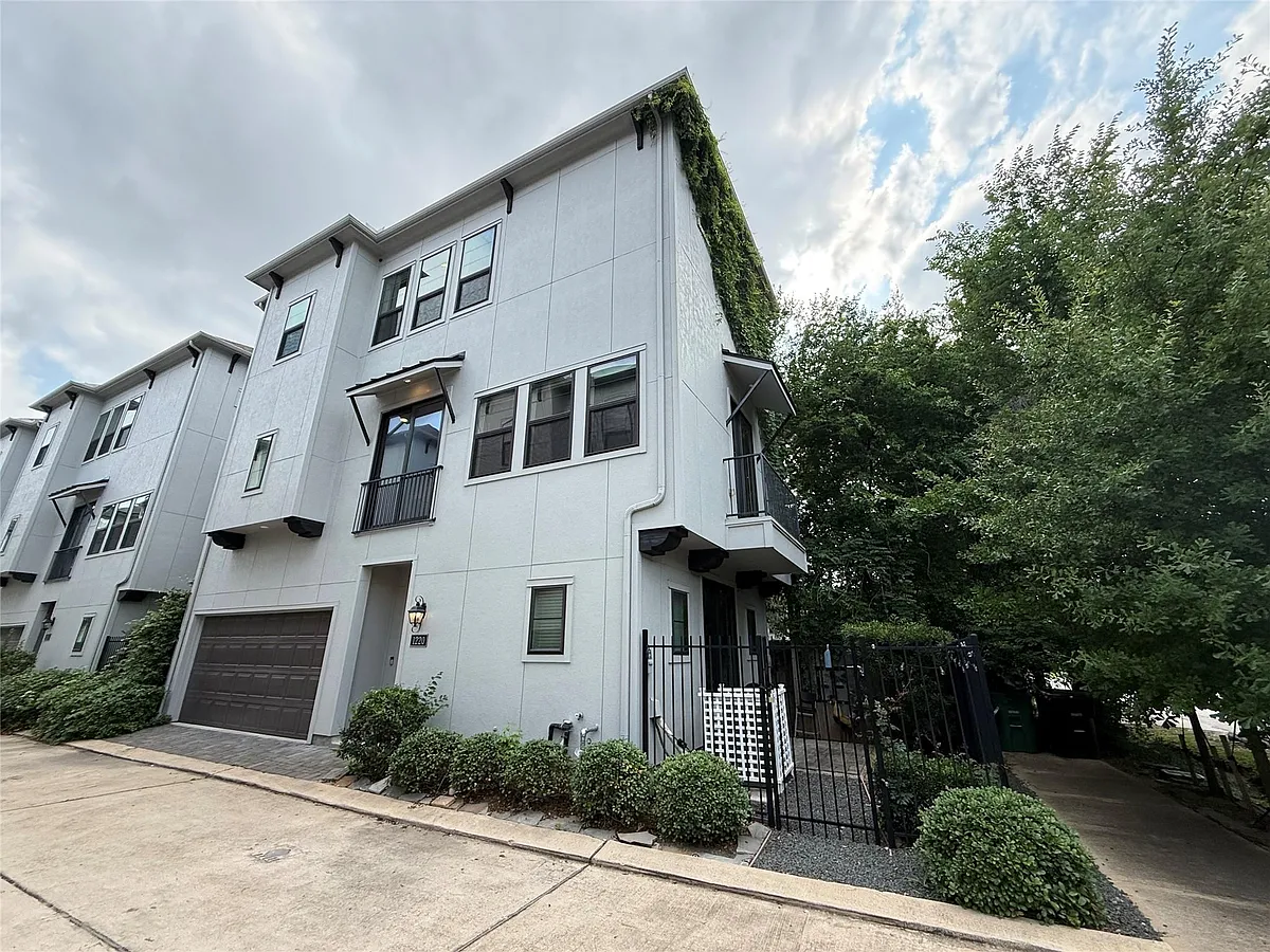 Building Photo - 1220 W 25th St