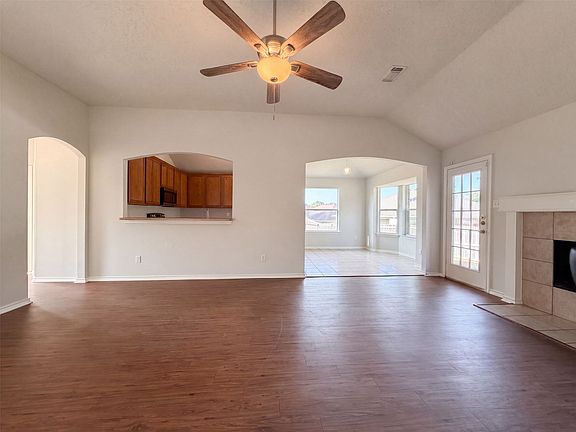 3rd image of 9 Fern Oak Ct