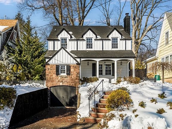 2nd image of 27 Oakridge Rd