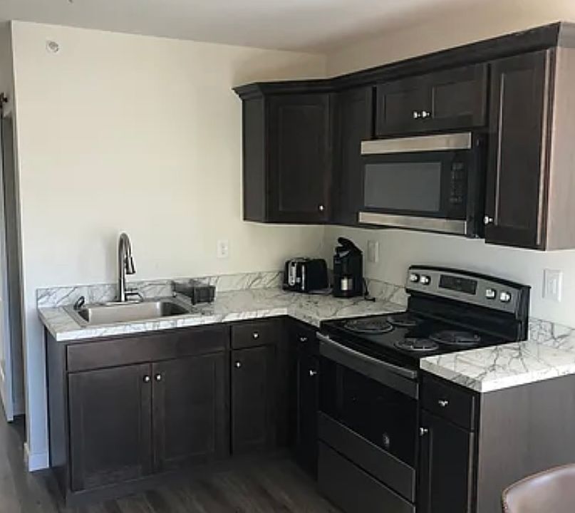 2nd image of 612 Garnet St #14