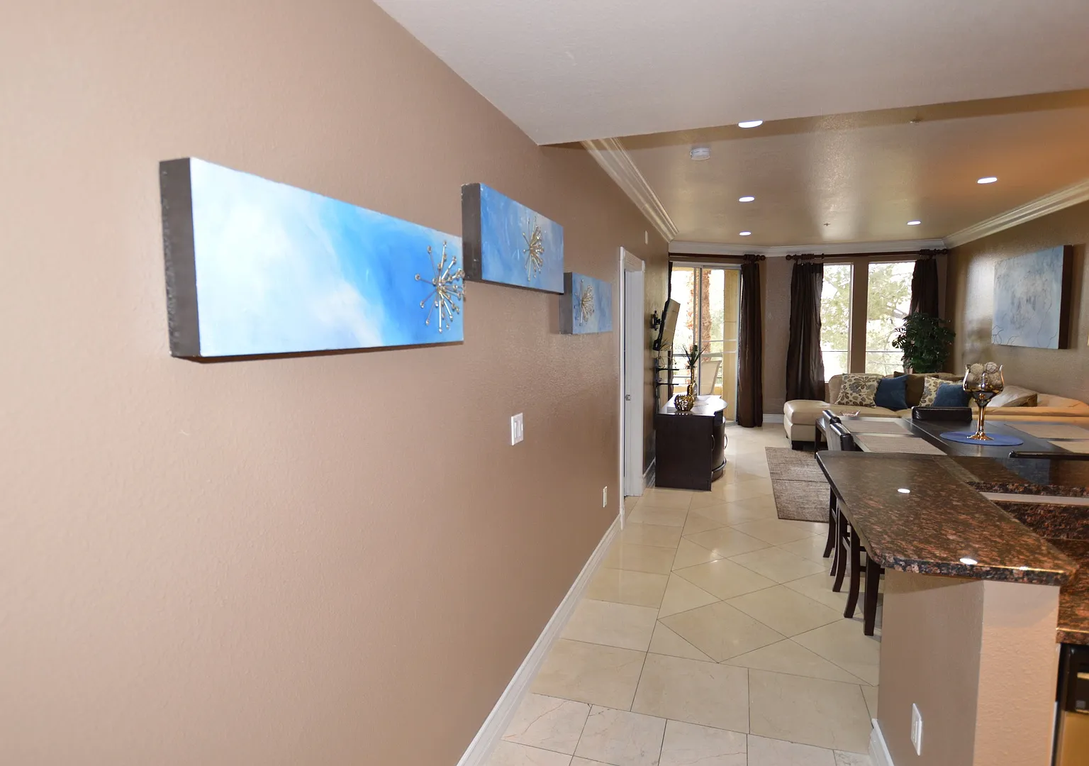 Meridian Furnished 2 Bdr /2 Bath Luxury Condo - Resort Style Living, 1-1/2 Blocks From The Heart ... — Photo 2