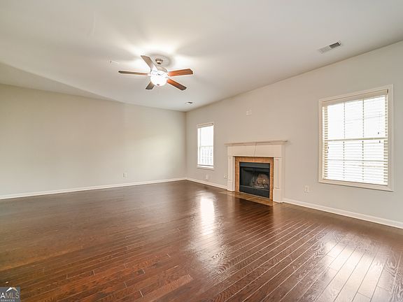 3rd image of 324 Cliffhaven Cir