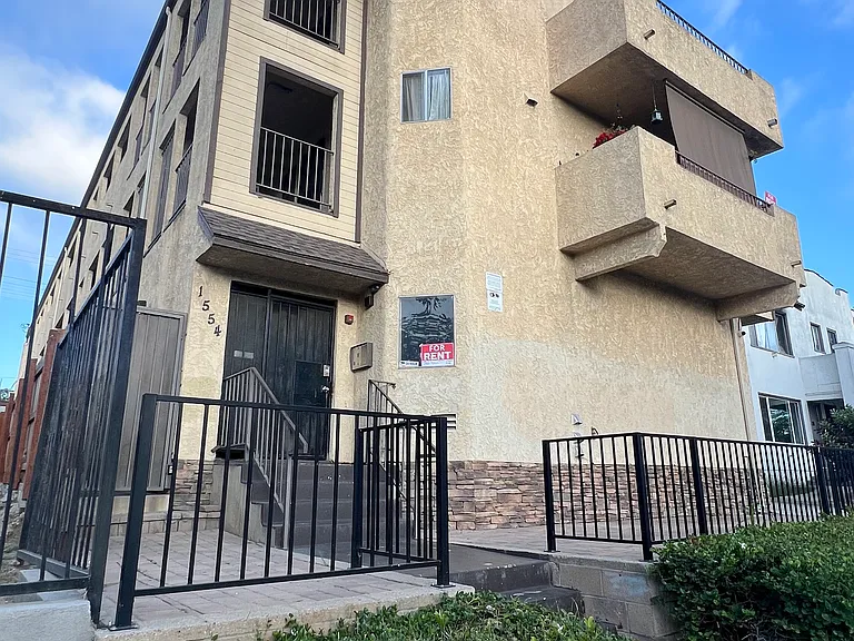 Prime Location on Pine Avenue! Conveniently located near grocery stores, shopping centers, restaurants, schools, public transportation, and everyday conveniences. Enjoy easy access to everything you need while living just minutes from Downtown Long Beach.