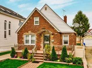 8241 256th St, Glen Oaks, NY 11004