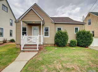 93 East St, Hicksville, NY 11801