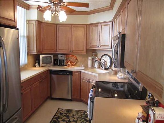 2nd image of 132 Lakeshore Dr APT 820