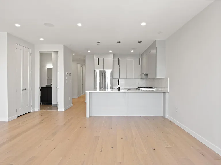 340 W 2nd St #17 — Photo 18