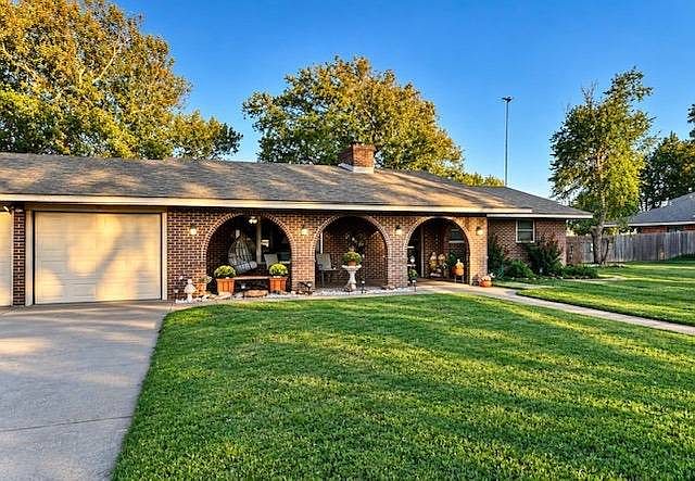 1st image of 918 Baker Pl