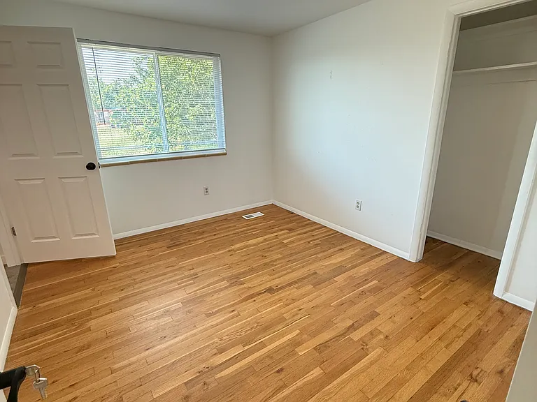 2592 Yarmouth Ave — Photo 12