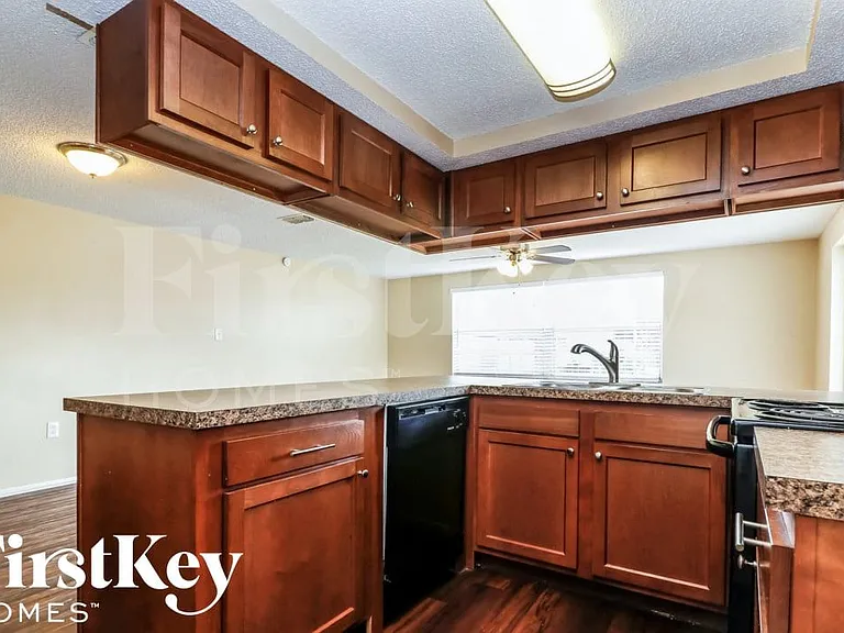 7124 Cay Dr — Photo 5