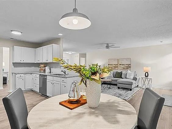 4th image of 4074 Clovelly Dr