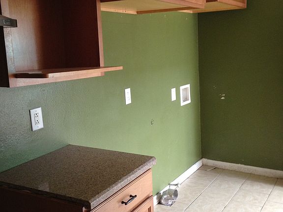 5th image of 718 W 105th St