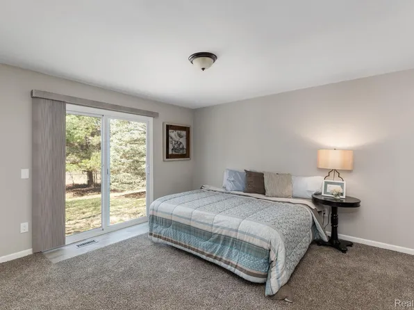 1234 Meadowcrest Dr, Waterford, MI 48327