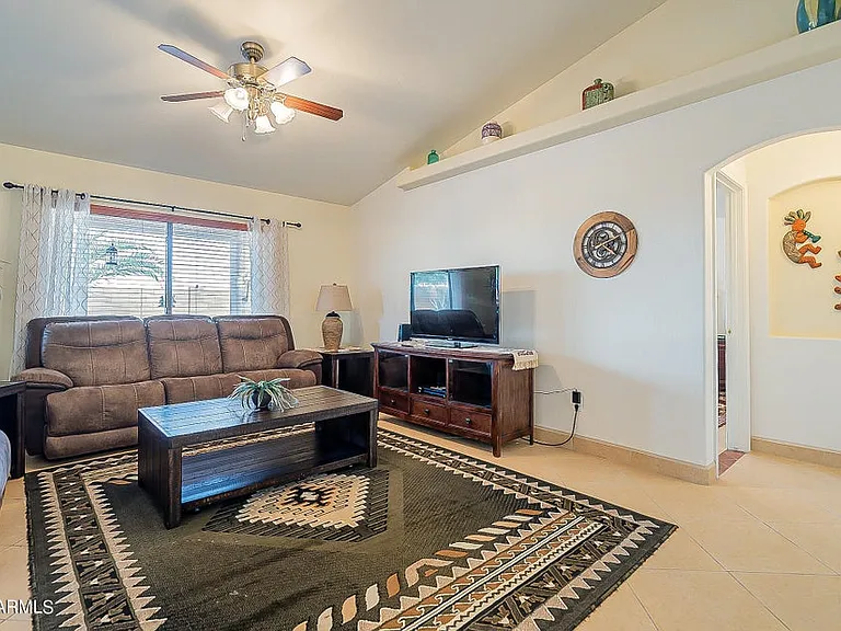 1105 N Cota Ln — Photo 7