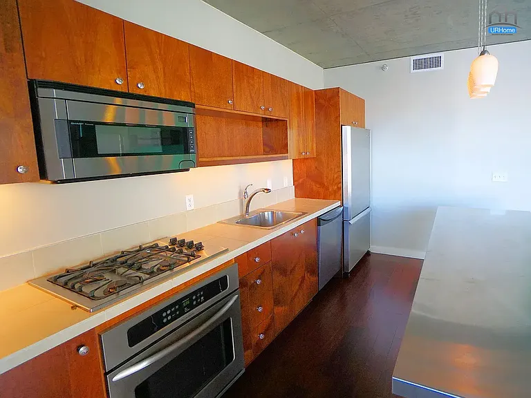 1926 W Burnside St #202 — Photo 2