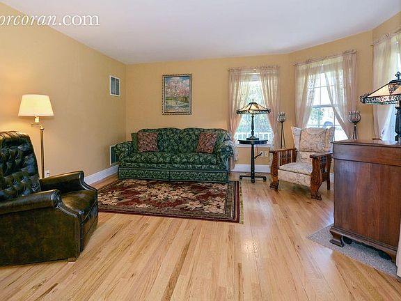 3rd image of 105 Lloyds Ln