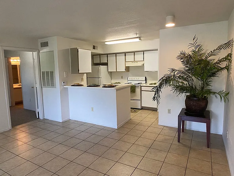 Pointe Vista Apartments — Photo 16