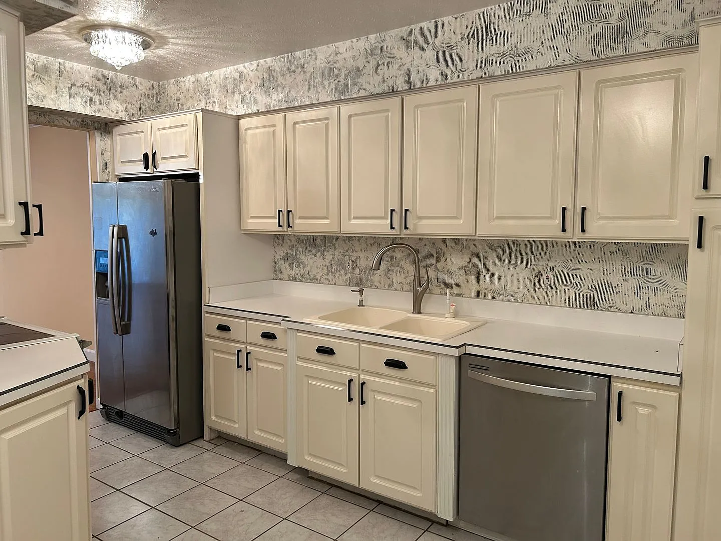 3 Bedroom Condo with Full Finished Basement for Rent — Photo 1