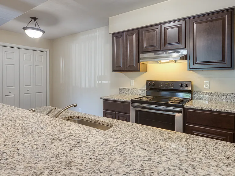 North Beach Apartments — Photo 22