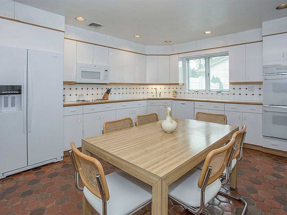4th image of 32 Colgate Ln