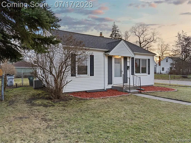 904 E Otis Ave — Photo 2