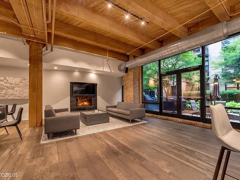 1040 W Adams St #422 — Photo 39