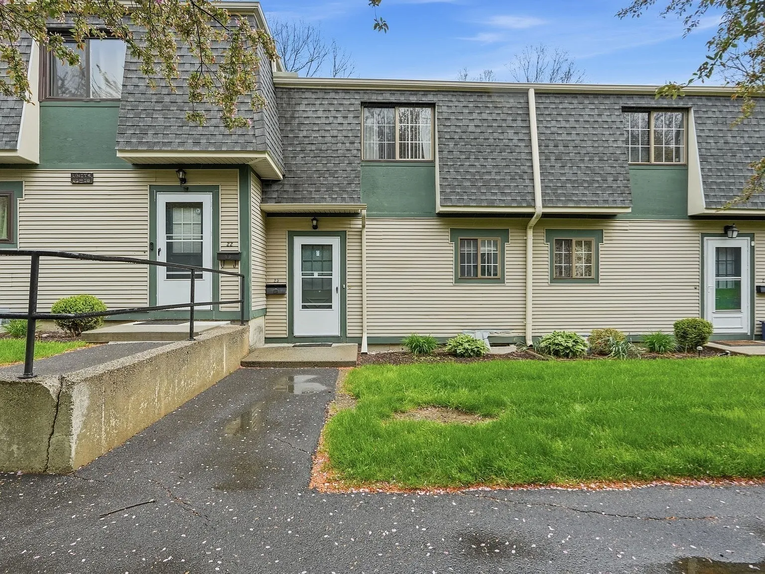 170 E Hadley Rd — Photo 2