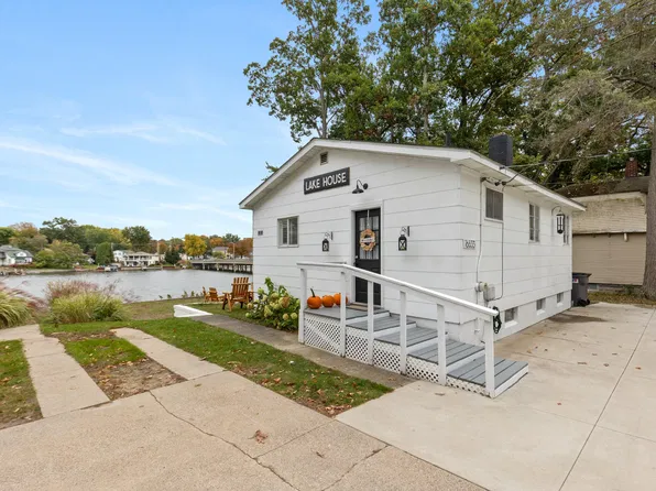 16833 Lake Rd, Spring Lake, MI 49456