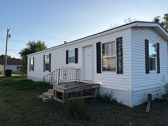 3rd image of 809 4th St NE