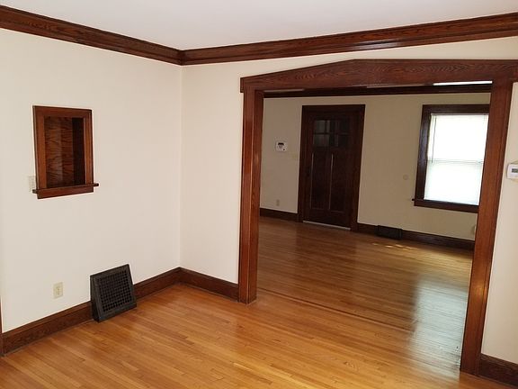 5th image of 2735 Queen Ave N